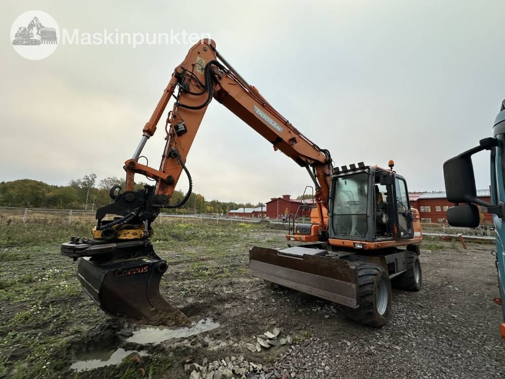 Doosan DX 140 W med vagn och redskap - Колісний екскаватор: фото 1 Doosan DX 140 W med vagn och redskap - Колісний екскаватор: фото 1