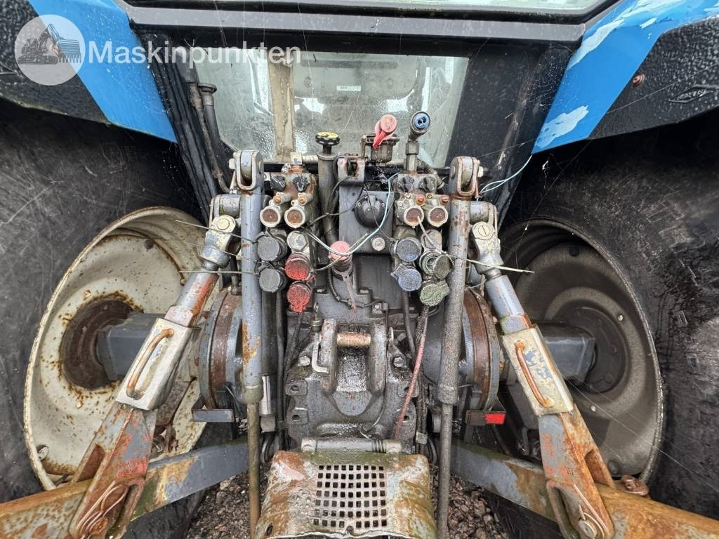 Трактор New Holland 8560: фото 8