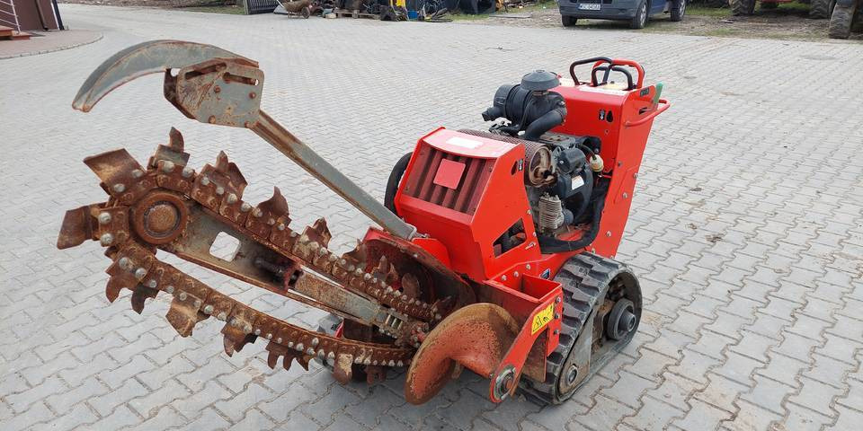 Koparka łańcuchowa Ditch Witch C24X 24 KM Honda - Траншеєкопач: фото 2 Koparka łańcuchowa Ditch Witch C24X 24 KM Honda - Траншеєкопач: фото 2