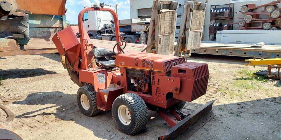 Koparka tarczowa Ditch Witch 3700DD łańcuchowa - Траншеєкопач: фото 3 Koparka tarczowa Ditch Witch 3700DD łańcuchowa - Траншеєкопач: фото 3