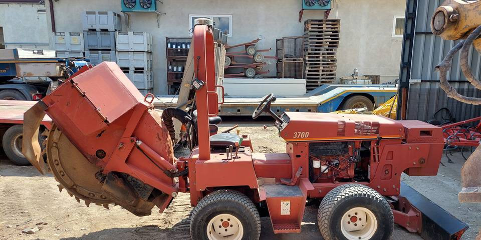 Koparka tarczowa Ditch Witch 3700DD łańcuchowa - Траншеєкопач: фото 4 Koparka tarczowa Ditch Witch 3700DD łańcuchowa - Траншеєкопач: фото 4