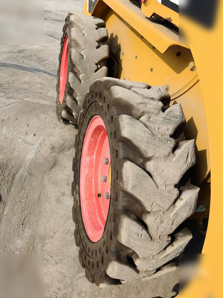 CATERPILLAR 226B - Міні-навантажувач: фото 4 CATERPILLAR 226B - Міні-навантажувач: фото 4