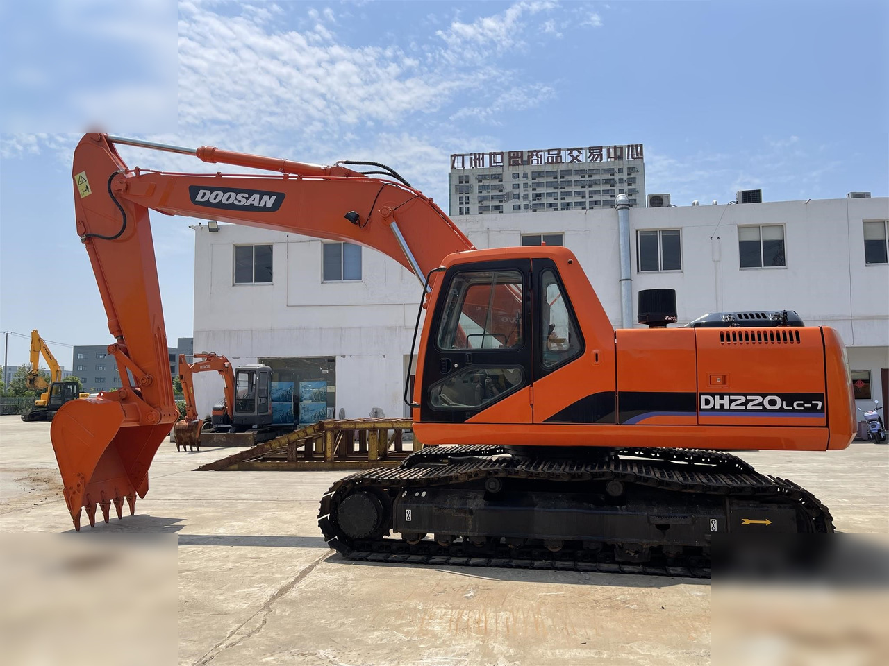 DOOSAN DH220 LC-7 - Гусеничний екскаватор: фото 1 DOOSAN DH220 LC-7 - Гусеничний екскаватор: фото 1