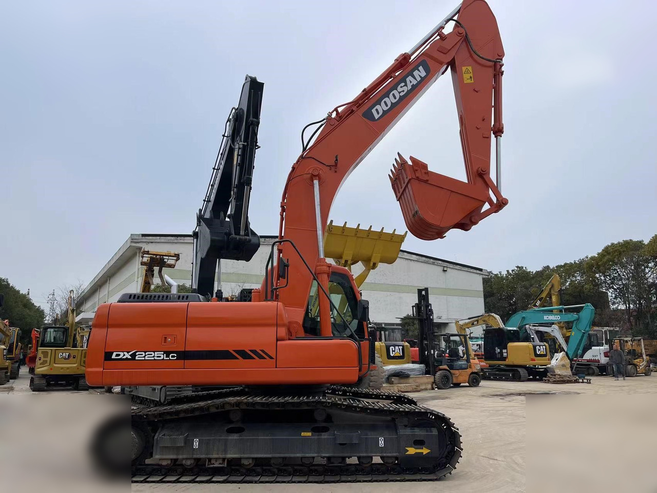 DOOSAN DX225 LC - Гусеничний екскаватор: фото 1 DOOSAN DX225 LC - Гусеничний екскаватор: фото 1