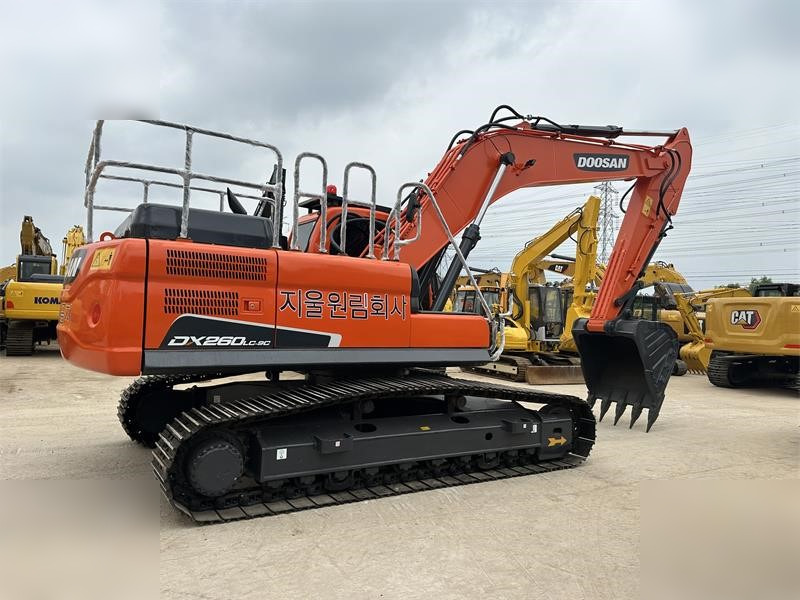 DOOSAN DX260 LC - Гусеничний екскаватор: фото 1 DOOSAN DX260 LC - Гусеничний екскаватор: фото 1
