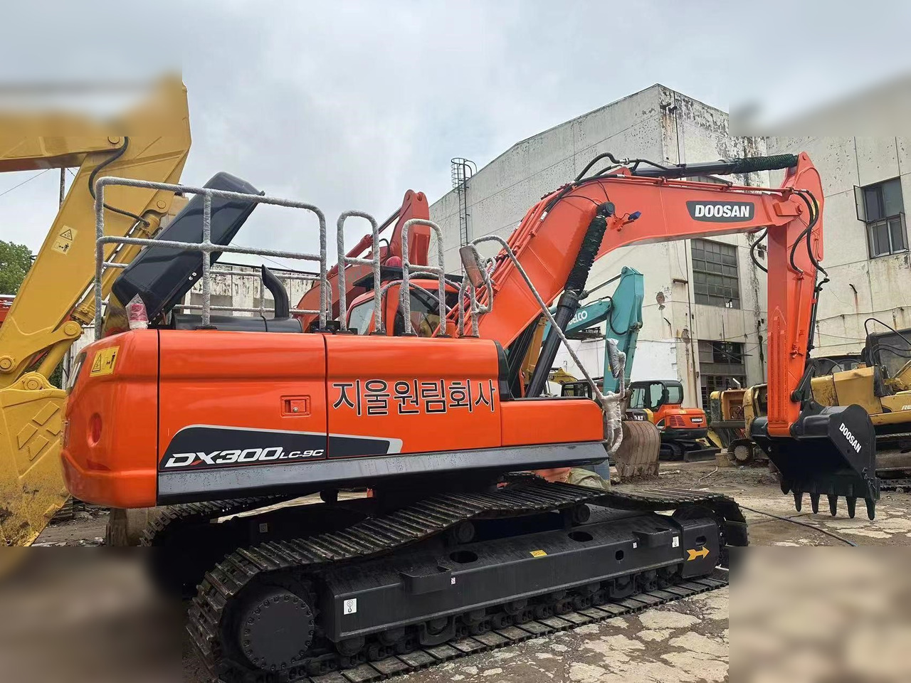 DOOSAN DX300 LC - Гусеничний екскаватор: фото 1 DOOSAN DX300 LC - Гусеничний екскаватор: фото 1