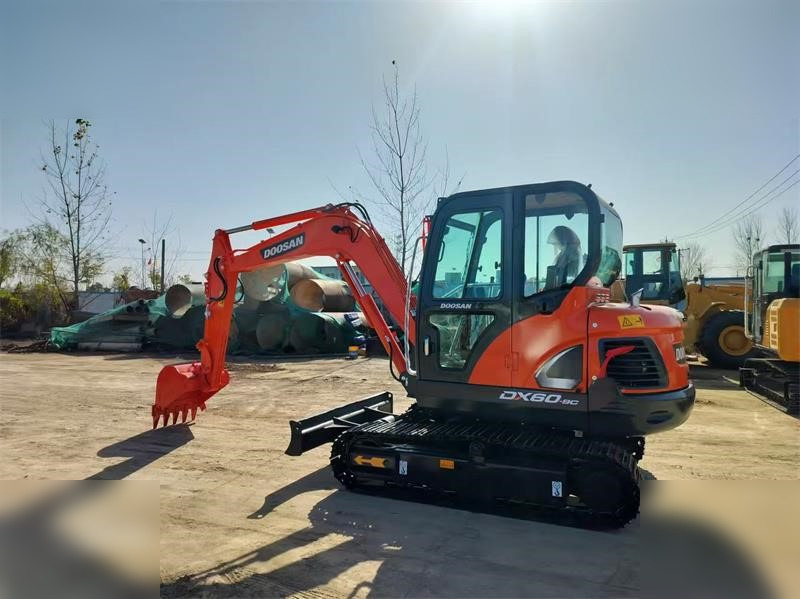 DOOSAN DX60-9C - Гусеничний екскаватор: фото 1 DOOSAN DX60-9C - Гусеничний екскаватор: фото 1