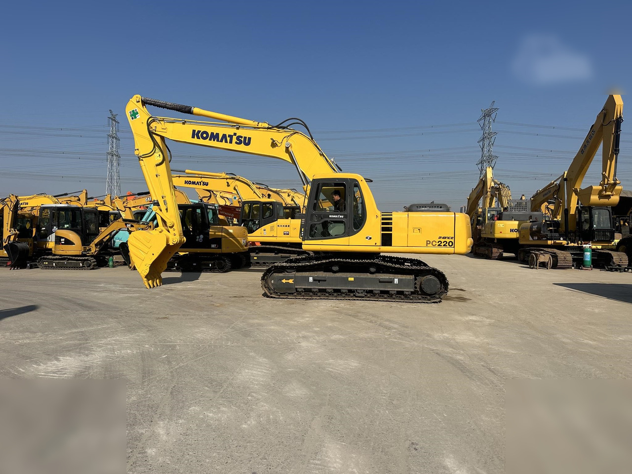 KOMATSU PC220-6 - Гусеничний екскаватор: фото 1 KOMATSU PC220-6 - Гусеничний екскаватор: фото 1