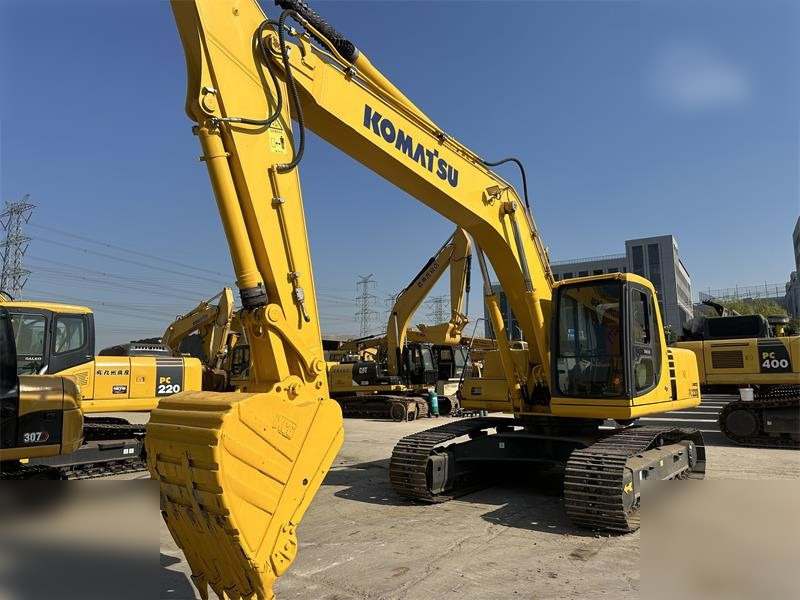 KOMATSU PC220-6 - Гусеничний екскаватор: фото 3 KOMATSU PC220-6 - Гусеничний екскаватор: фото 3