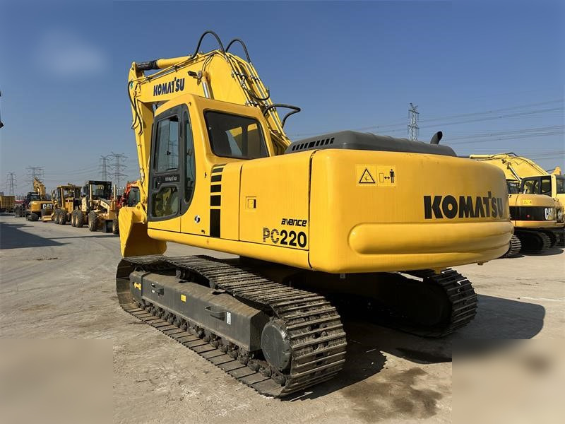 KOMATSU PC220-6 - Гусеничний екскаватор: фото 2 KOMATSU PC220-6 - Гусеничний екскаватор: фото 2