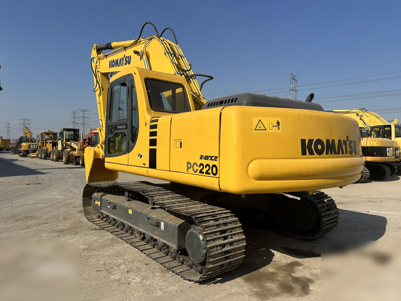 KOMATSU PC220-6 - Гусеничний екскаватор: фото 3 KOMATSU PC220-6 - Гусеничний екскаватор: фото 3