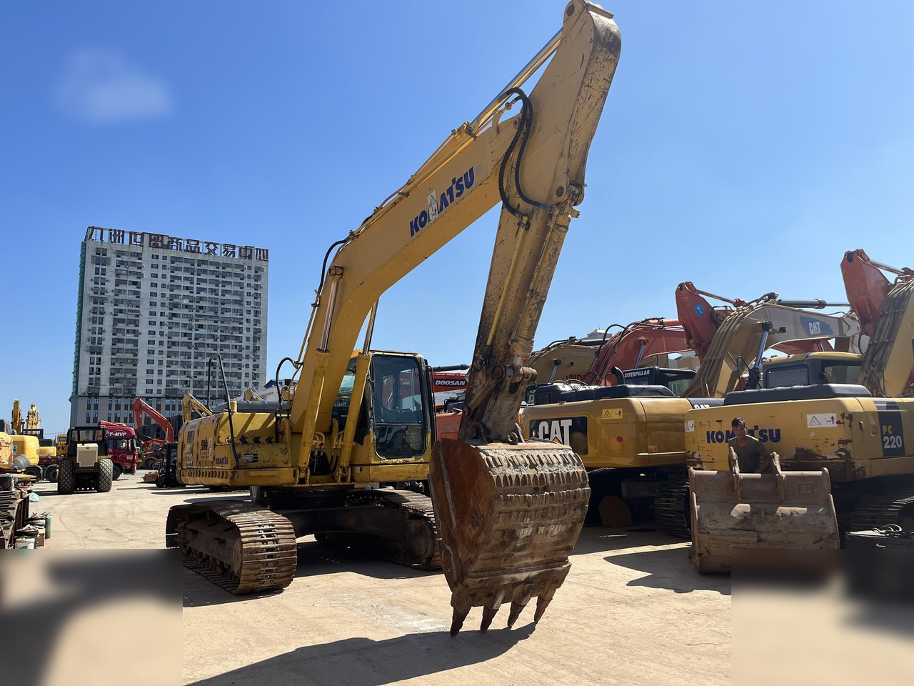 KOMATSU PC220-7 - Гусеничний екскаватор: фото 1 KOMATSU PC220-7 - Гусеничний екскаватор: фото 1