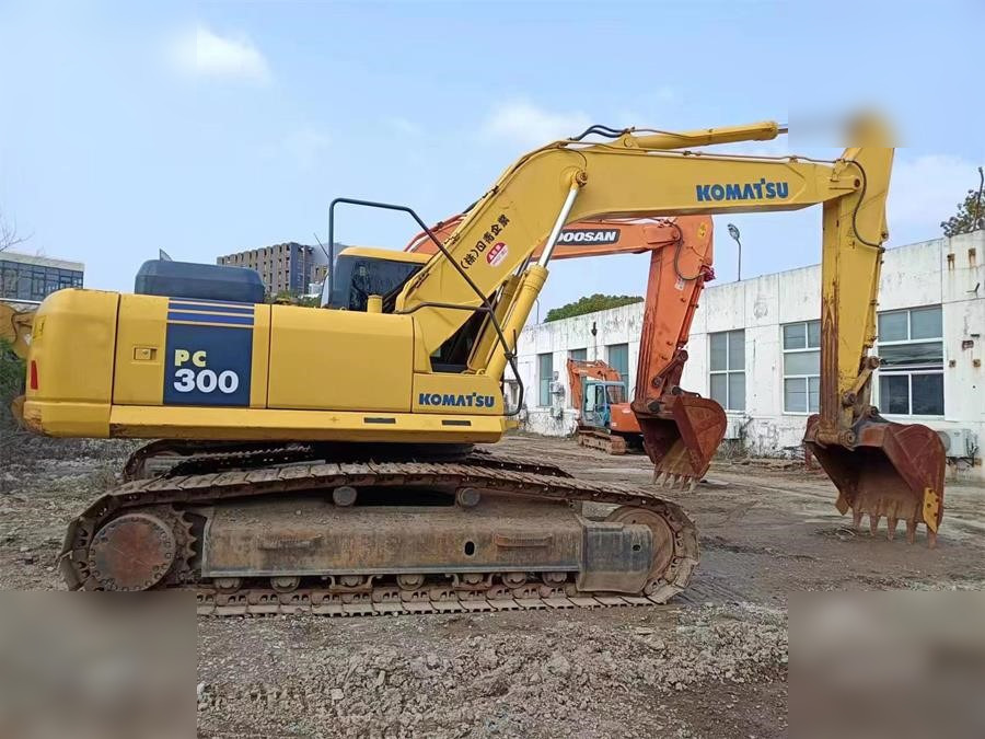 KOMATSU PC300-7 - Гусеничний екскаватор: фото 1 KOMATSU PC300-7 - Гусеничний екскаватор: фото 1