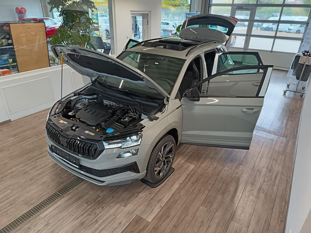 Skoda Karoq Sportline 2,0 TDI DSG 4x4*AHK*PSD*STD.HZG* - Позашляховик: фото 2 Skoda Karoq Sportline 2,0 TDI DSG 4x4*AHK*PSD*STD.HZG* - Позашляховик: фото 2