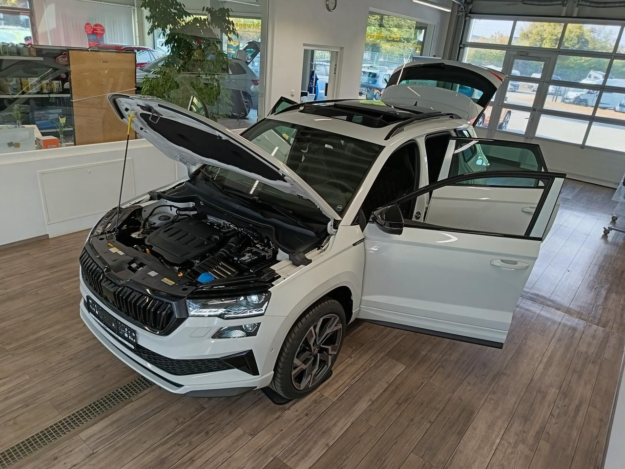 Skoda Karoq Sportline 2,0 TDI DSG 4x4*AHK*PSD*STD.HZG* - Позашляховик: фото 2 Skoda Karoq Sportline 2,0 TDI DSG 4x4*AHK*PSD*STD.HZG* - Позашляховик: фото 2