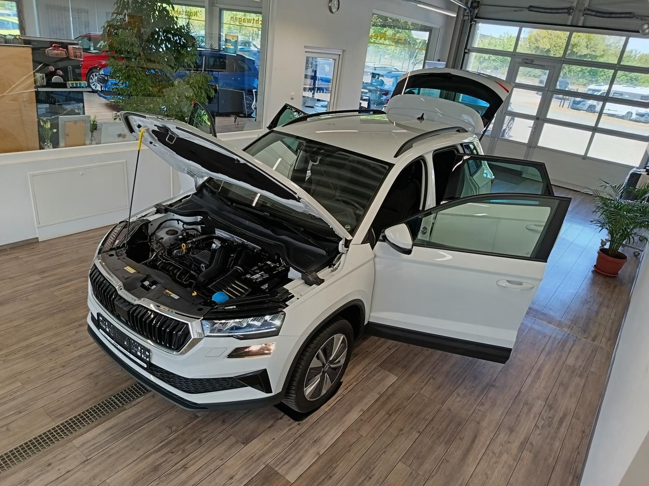 Skoda Karoq Style 1,5 TSI DSG*AHK*NAVI*LED*R-KAM*2xPDC - Позашляховик: фото 2 Skoda Karoq Style 1,5 TSI DSG*AHK*NAVI*LED*R-KAM*2xPDC - Позашляховик: фото 2