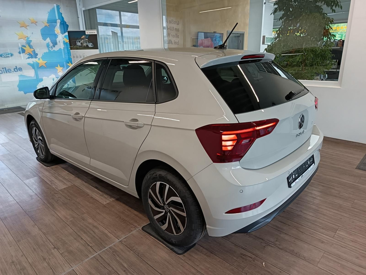 Volkswagen Polo Life 1.0 TSI 70kW DSG*LED*ACC*R-KAM*DAB*PDC - Легковий автомобіль: фото 4 Volkswagen Polo Life 1.0 TSI 70kW DSG*LED*ACC*R-KAM*DAB*PDC - Легковий автомобіль: фото 4