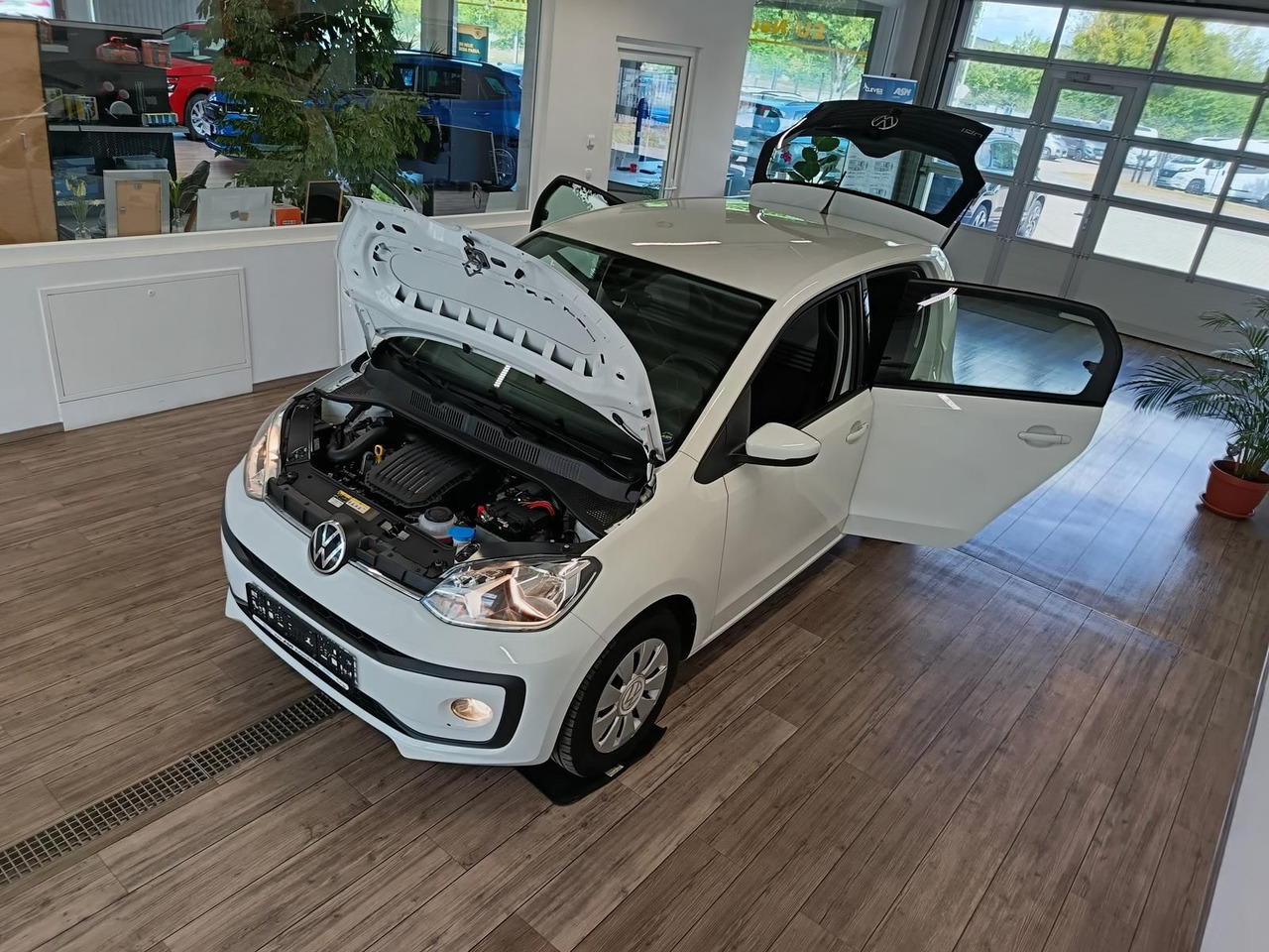 Volkswagen up! move up! 1.0*R-KAM*PDC*SHZ*MAPS+MORE*DAB*NSW - Легковий автомобіль: фото 2 Volkswagen up! move up! 1.0*R-KAM*PDC*SHZ*MAPS+MORE*DAB*NSW - Легковий автомобіль: фото 2