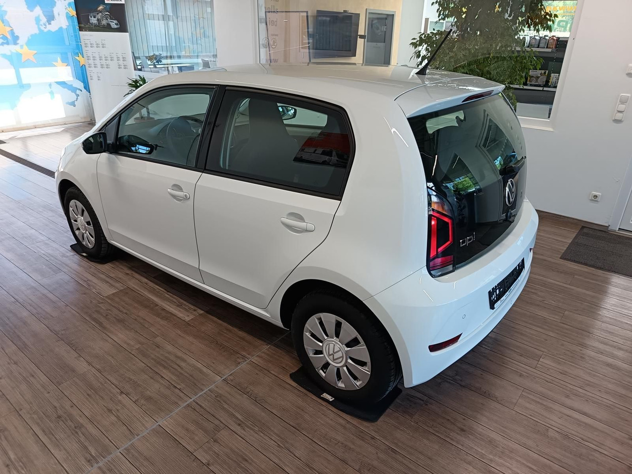 Volkswagen up! move up! 1.0*R-KAM*PDC*SHZ*MAPS+MORE*DAB*NSW - Легковий автомобіль: фото 4 Volkswagen up! move up! 1.0*R-KAM*PDC*SHZ*MAPS+MORE*DAB*NSW - Легковий автомобіль: фото 4
