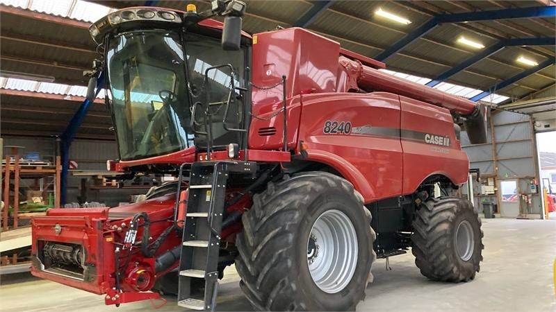 Case IH Axial Flow 8240 - Зернозбиральний комбайн: фото 3 Case IH Axial Flow 8240 - Зернозбиральний комбайн: фото 3