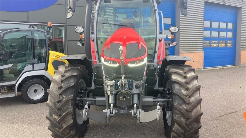 Massey Ferguson 5S.145 Exclusive Dyna-6 Exclusive - Трактор: фото 2 Massey Ferguson 5S.145 Exclusive Dyna-6 Exclusive - Трактор: фото 2