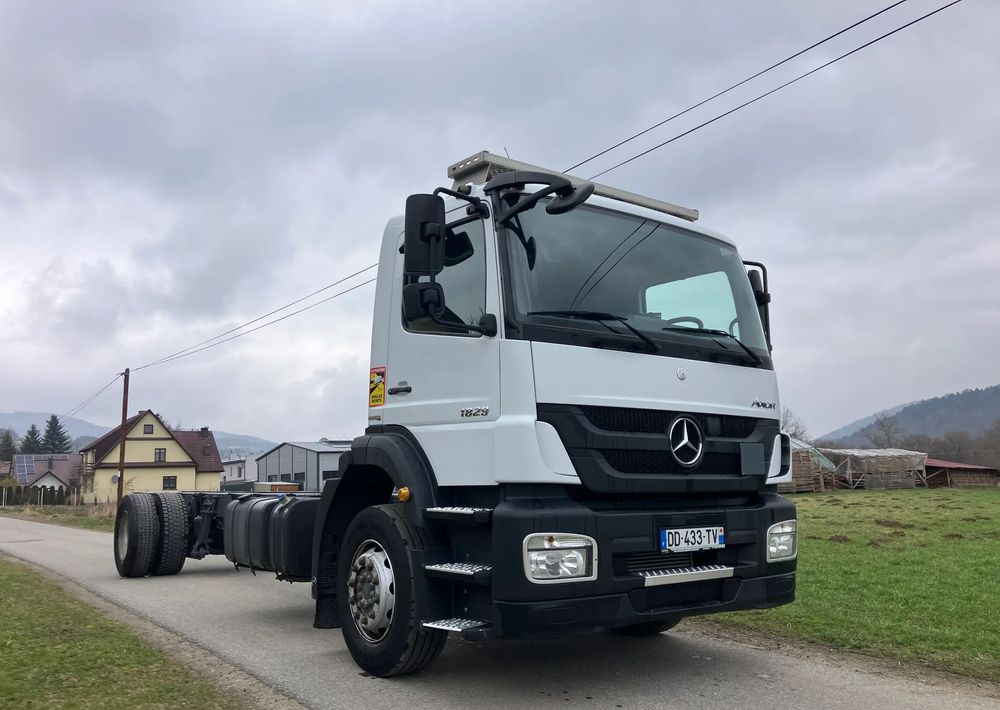 Mercedes-Benz Mercedes Axor 1829 Rama do zabudowy kiper beczka hakowiec laweta - Вантажівка шасі: фото 1 Mercedes-Benz Mercedes Axor 1829 Rama do zabudowy kiper beczka hakowiec laweta - Вантажівка шасі: фото 1