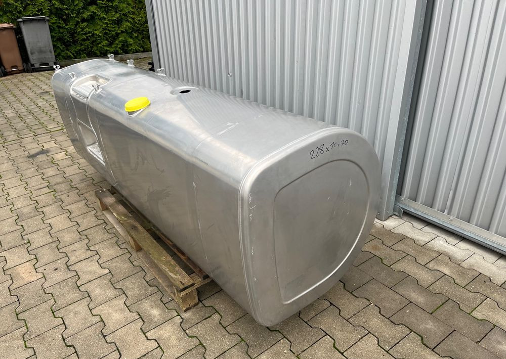 Zbiornik paliwa Volvo FH Renault 900 litrów bak jak nowy - Паливна система в категорії Вантажівки: фото 2 Zbiornik paliwa Volvo FH Renault 900 litrów bak jak nowy - Паливна система в категорії Вантажівки: фото 2