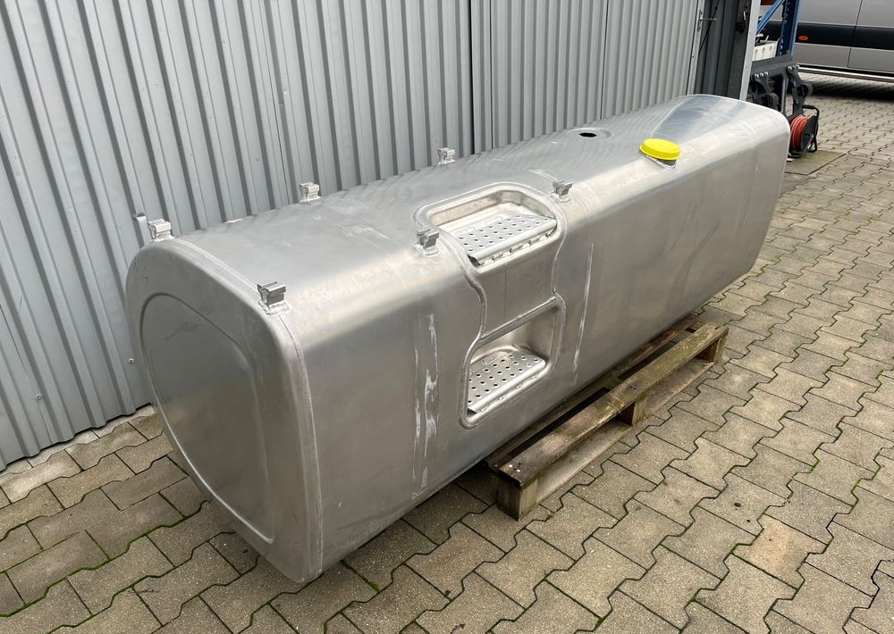 Zbiornik paliwa Volvo FH Renault 900 litrów bak jak nowy - Паливна система в категорії Вантажівки: фото 3 Zbiornik paliwa Volvo FH Renault 900 litrów bak jak nowy - Паливна система в категорії Вантажівки: фото 3