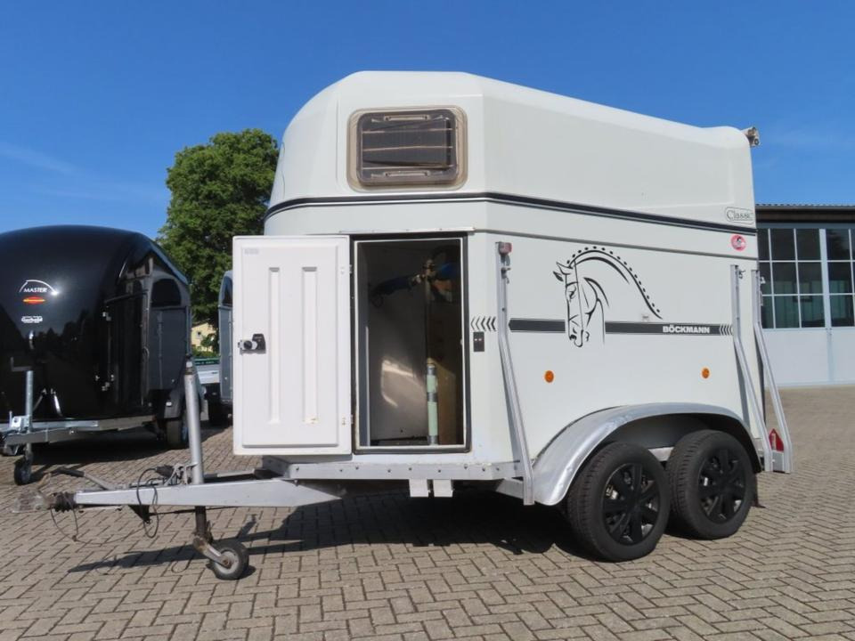 Pferdeanhänger Böckmann Classic Sattelkammer TÜV NEU - Причіп коневоз: фото 1 Pferdeanhänger Böckmann Classic Sattelkammer TÜV NEU - Причіп коневоз: фото 1