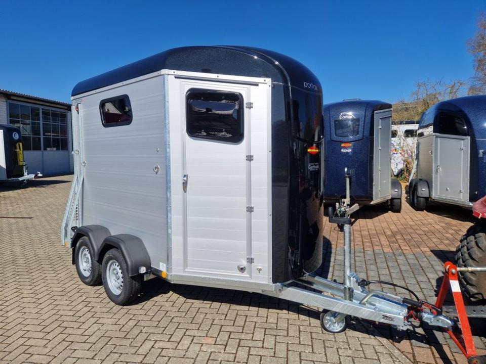 Pferdeanhänger Humbaur, Xanthos Aero, 100 km/h Sattelkammer - Причіп коневоз: фото 1 Pferdeanhänger Humbaur, Xanthos Aero, 100 km/h Sattelkammer - Причіп коневоз: фото 1