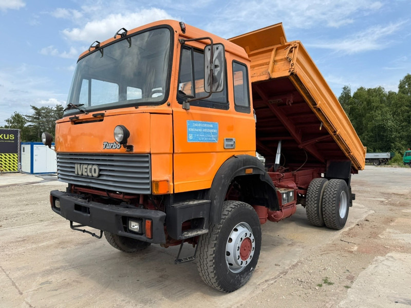 Iveco Magirus 170 - 23 (4X4 / GRAND PONT / LAMES / POMPE MANUELLE) - Самоскид вантажівка: фото 1 Iveco Magirus 170 - 23 (4X4 / GRAND PONT / LAMES / POMPE MANUELLE) - Самоскид вантажівка: фото 1