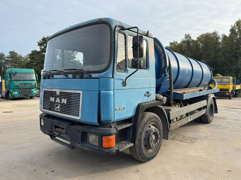MAN 18.232 (12.000L / STEEL SUSPENSION / 6 CYLINDER WITH MANUAL PUMP) - Асенізатори: фото 1 MAN 18.232 (12.000L / STEEL SUSPENSION / 6 CYLINDER WITH MANUAL PUMP) - Асенізатори: фото 1