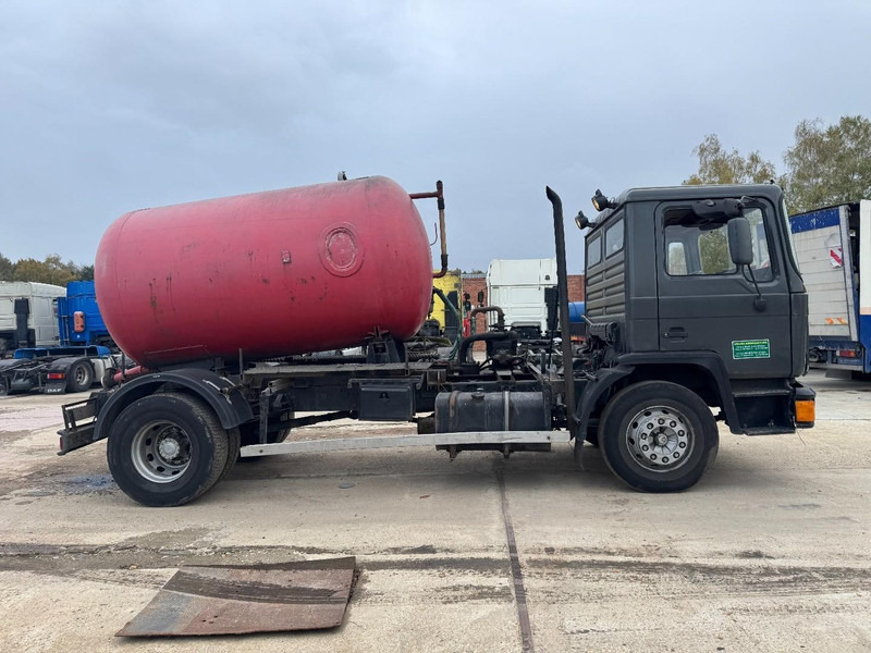 MAN 18.232 (8000 L / 6 CYLINDER WITH MANUAL PUMP / STEEL SUSPENSION) - Асенізатори: фото 4 MAN 18.232 (8000 L / 6 CYLINDER WITH MANUAL PUMP / STEEL SUSPENSION) - Асенізатори: фото 4