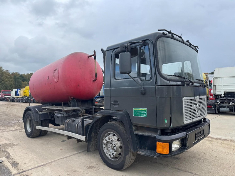 MAN 18.232 (8000 L / 6 CYLINDER WITH MANUAL PUMP / STEEL SUSPENSION) - Асенізатори: фото 3 MAN 18.232 (8000 L / 6 CYLINDER WITH MANUAL PUMP / STEEL SUSPENSION) - Асенізатори: фото 3