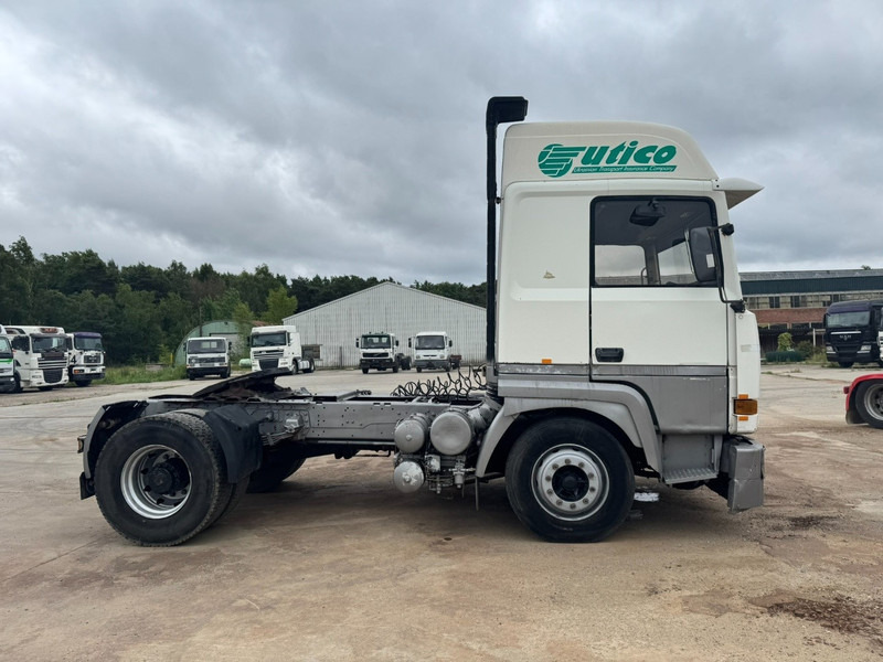 Renault R 385 Major (GRAND PONT / LAMES / 2 CULASSE / POMPE MANUELLE) - Тягач: фото 4 Renault R 385 Major (GRAND PONT / LAMES / 2 CULASSE / POMPE MANUELLE) - Тягач: фото 4