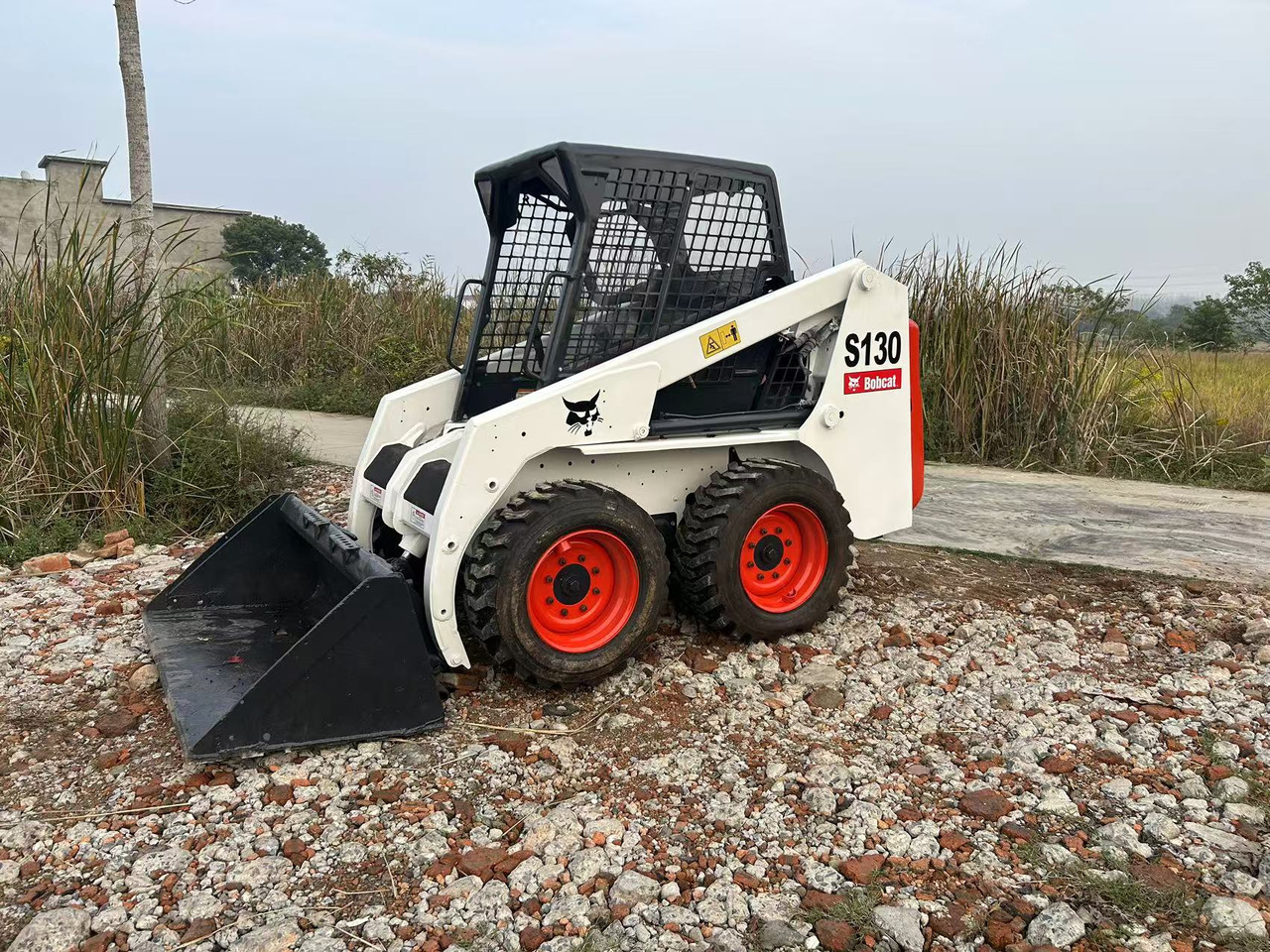 BOBCAT s130 - Міні-навантажувач: фото 1 BOBCAT s130 - Міні-навантажувач: фото 1