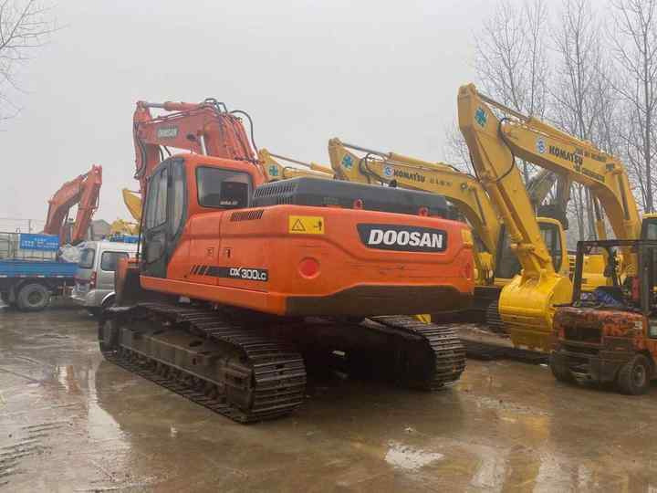 High Quality Doosan Big Size Excavator , Doosan 30ton Dx300lc Digging Machine , Doosan Excavator for Sale - Гусеничний екскаватор: фото 4 High Quality Doosan Big Size Excavator , Doosan 30ton Dx300lc Digging Machine , Doosan Excavator for Sale - Гусеничний екскаватор: фото 4