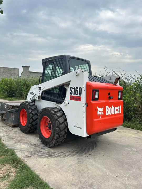 USED BOBCAT S160 Skid-steer Loader Bobcat S160 Carry Sweeper with Very Good Performance Is for Sale at a Low Price. - Міні-навантажувач: фото 5 USED BOBCAT S160 Skid-steer Loader Bobcat S160 Carry Sweeper with Very Good Performance Is for Sale at a Low Price. - Міні-навантажувач: фото 5