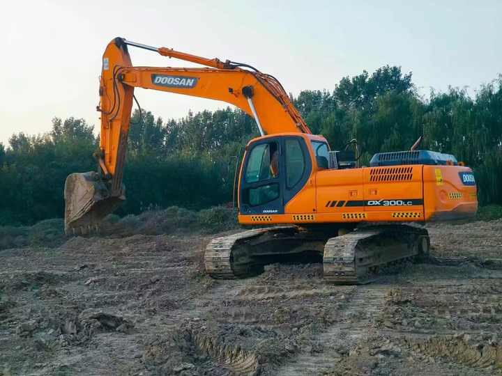 Used Doosan Dx300 2014 Model Excavator Second Hand Machine Popular Brand Korean Doosan Hydraulic Machinery - Гусеничний екскаватор: фото 2 Used Doosan Dx300 2014 Model Excavator Second Hand Machine Popular Brand Korean Doosan Hydraulic Machinery - Гусеничний екскаватор: фото 2