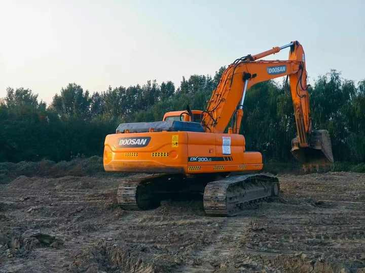 Used Doosan Dx300 2014 Model Excavator Second Hand Machine Popular Brand Korean Doosan Hydraulic Machinery - Гусеничний екскаватор: фото 4 Used Doosan Dx300 2014 Model Excavator Second Hand Machine Popular Brand Korean Doosan Hydraulic Machinery - Гусеничний екскаватор: фото 4