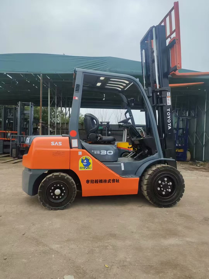Toyata 3-ton - Вертикальний щогловий підйомник: фото 4 Toyata 3-ton - Вертикальний щогловий підйомник: фото 4