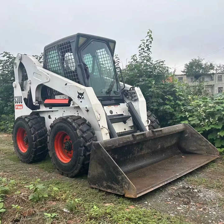 Second Hand BOBCAT S300 Skid-steer Loader with Very Good Performance Is for Sale at a Low Price - Міні-навантажувач: фото 1 Second Hand BOBCAT S300 Skid-steer Loader with Very Good Performance Is for Sale at a Low Price - Міні-навантажувач: фото 1