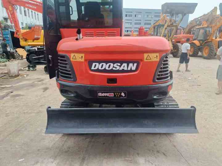 Used Mini Excavator DX55-9C Doosan Excavator 5 Tonnes High Performance Low Price for Sale Dh55 Dh60 Dx55 Dx60 in Stock - Міні-екскаватор: фото 4 Used Mini Excavator DX55-9C Doosan Excavator 5 Tonnes High Performance Low Price for Sale Dh55 Dh60 Dx55 Dx60 in Stock - Міні-екскаватор: фото 4