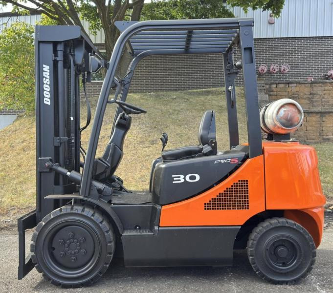 Doosan Chariot élévateur 3t gaz DOOSAN fenwick - Газовий навантажувач: фото 1 Doosan Chariot élévateur 3t gaz DOOSAN fenwick - Газовий навантажувач: фото 1
