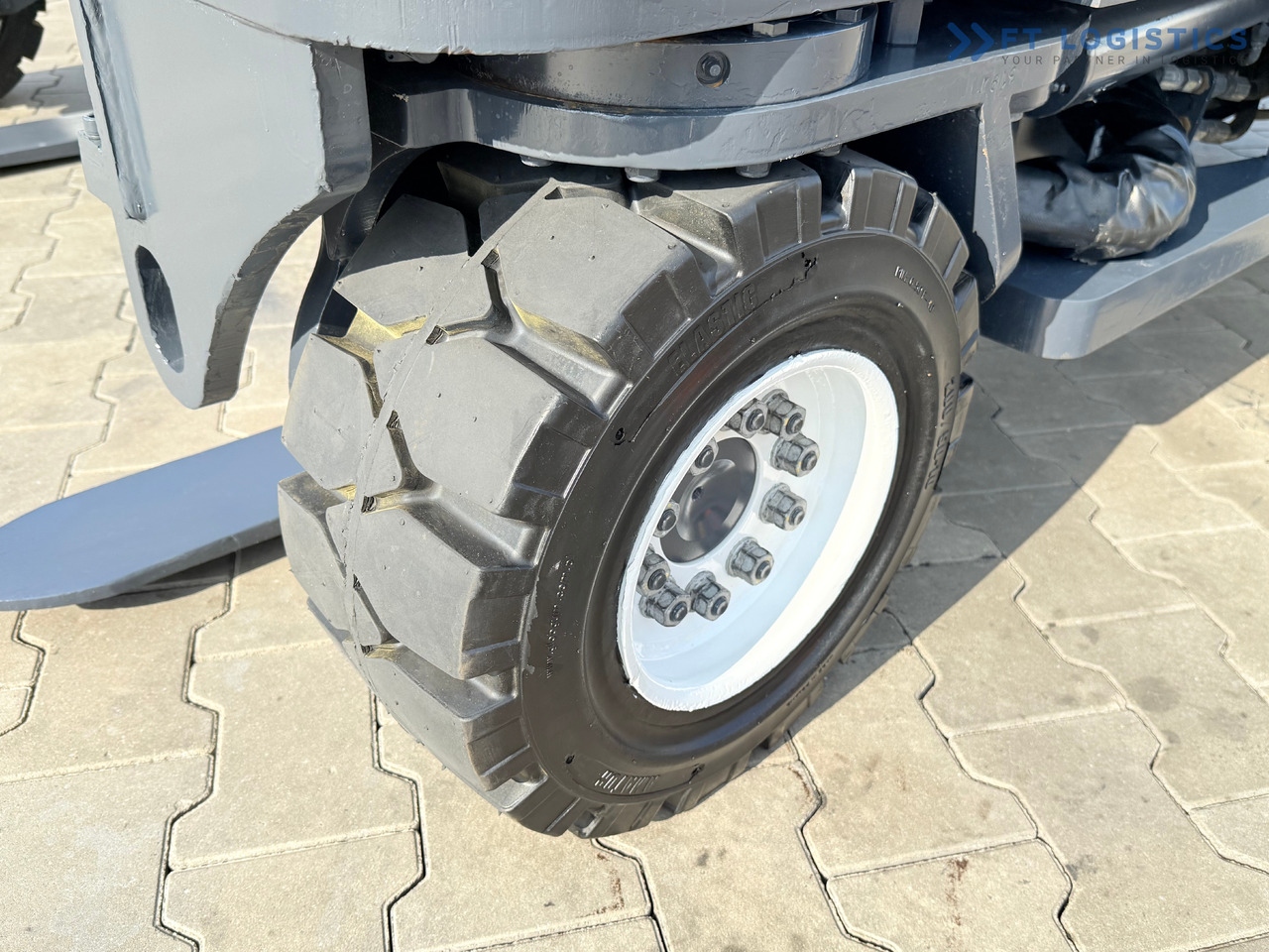 COMBILIFT C4000 / DIESEL / DUPLEX - 4100MM / FORK POSITIONER / ONLY 2951 MTH / LIKE NEW - Чотириходовий річ-трак: фото 3 COMBILIFT C4000 / DIESEL / DUPLEX - 4100MM / FORK POSITIONER / ONLY 2951 MTH / LIKE NEW - Чотириходовий річ-трак: фото 3