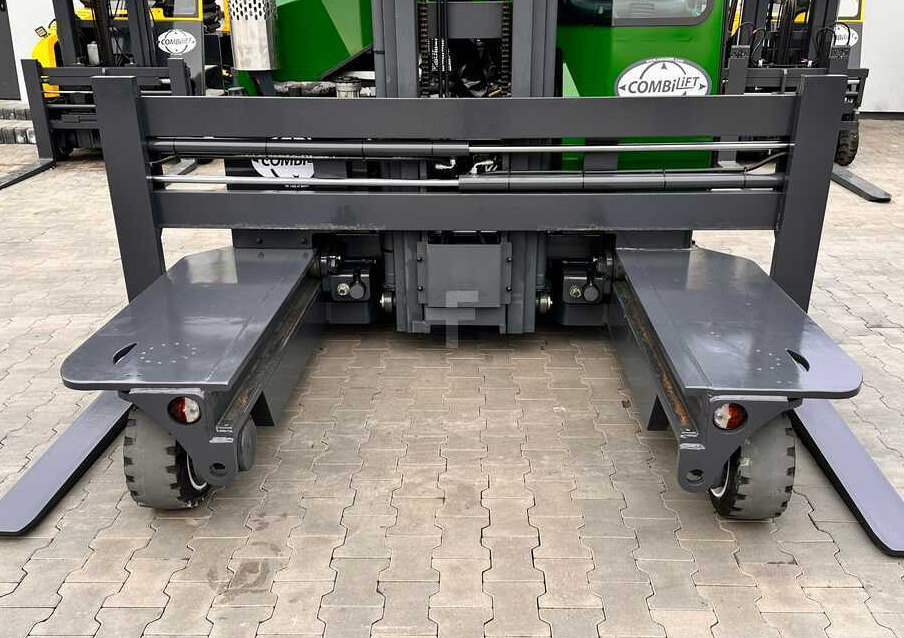 Combilift C3000 / 4100 MM / 3 TONS / PLATFORM / 1939 MTH / LPG / LIKE NEW - Чотириходовий річ-трак: фото 4 Combilift C3000 / 4100 MM / 3 TONS / PLATFORM / 1939 MTH / LPG / LIKE NEW - Чотириходовий річ-трак: фото 4