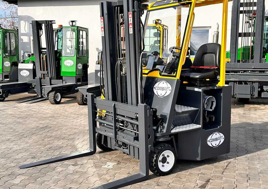 Combilift C3000CB / GAS / TRIPLEX / 4900MM / FREE LIFT / FORK POSITIONER / SIC3000CB / GAS / TRIPLEX / 4900MM / FREE LIFT / FORK POSITIONER / SIDE SHIFT / LIKE NEWDE SHIFT / LIKE NEW - Чотириходовий річ-трак: фото 1 Combilift C3000CB / GAS / TRIPLEX / 4900MM / FREE LIFT / FORK POSITIONER / SIC3000CB / GAS / TRIPLEX / 4900MM / FREE LIFT / FORK POSITIONER / SIDE SHIFT / LIKE NEWDE SHIFT / LIKE NEW - Чотириходовий річ-трак: фото 1