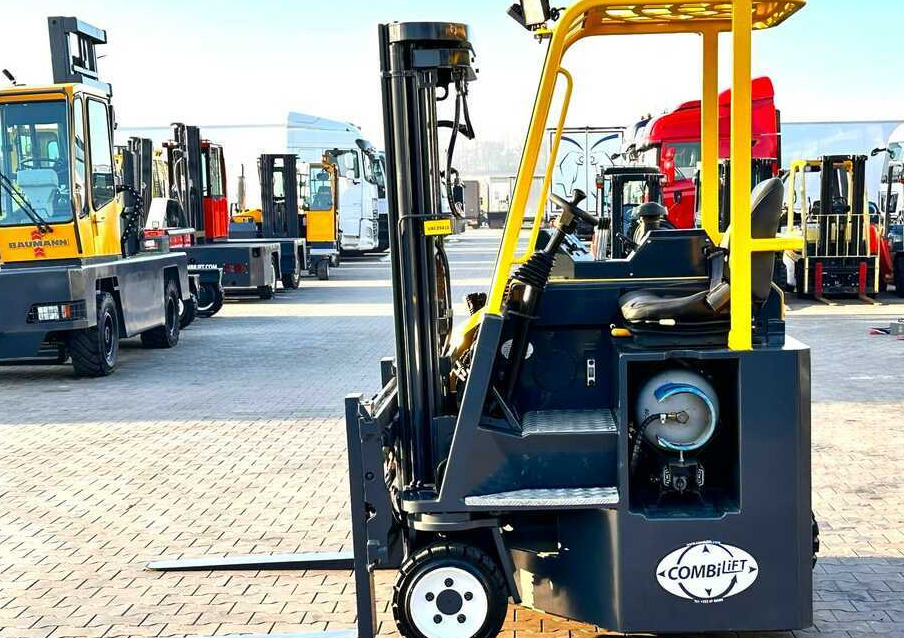 Combilift C3000CB / LPG / TRIPLEX - 4900MM / LPG / FREE LIFT / POSITIONER / FORK SIDE SHIFT / ONLY 7454 MTH / LIKE NEW - Чотириходовий річ-трак: фото 3 Combilift C3000CB / LPG / TRIPLEX - 4900MM / LPG / FREE LIFT / POSITIONER / FORK SIDE SHIFT / ONLY 7454 MTH / LIKE NEW - Чотириходовий річ-трак: фото 3