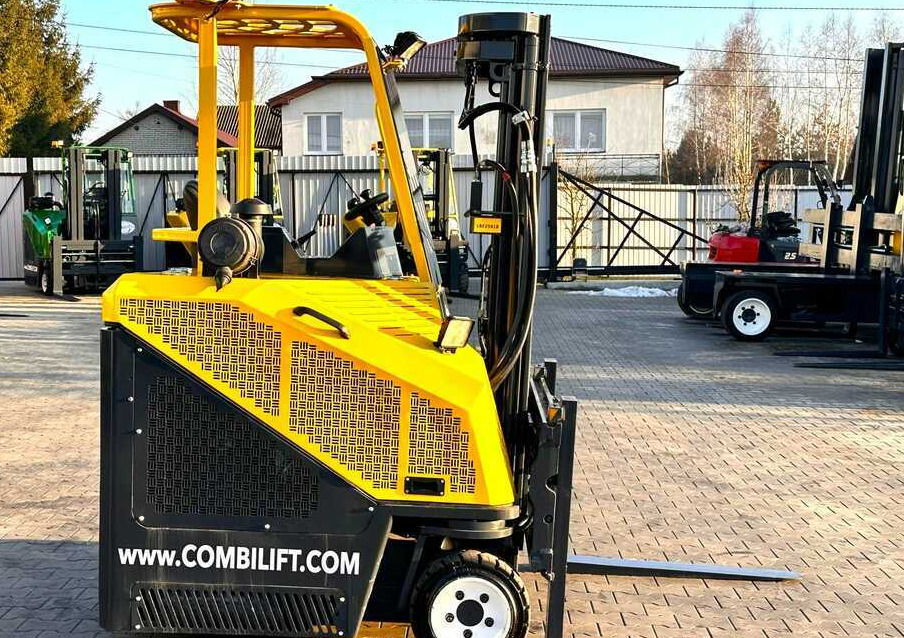 Combilift C3000CB / LPG / TRIPLEX - 4900MM / LPG / FREE LIFT / POSITIONER / FORK SIDE SHIFT / ONLY 7454 MTH / LIKE NEW - Чотириходовий річ-трак: фото 5 Combilift C3000CB / LPG / TRIPLEX - 4900MM / LPG / FREE LIFT / POSITIONER / FORK SIDE SHIFT / ONLY 7454 MTH / LIKE NEW - Чотириходовий річ-трак: фото 5