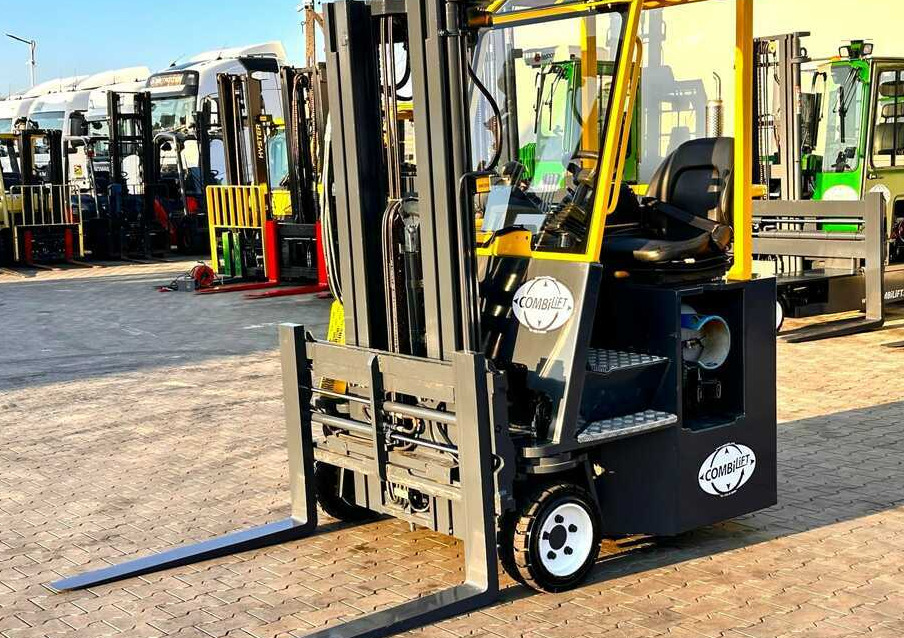 Combilift C3000CB / LPG / TRIPLEX - 4900MM / LPG / FREE LIFT / POSITIONER / FORK SIDE SHIFT / ONLY 7454 MTH / LIKE NEW - Чотириходовий річ-трак: фото 2 Combilift C3000CB / LPG / TRIPLEX - 4900MM / LPG / FREE LIFT / POSITIONER / FORK SIDE SHIFT / ONLY 7454 MTH / LIKE NEW - Чотириходовий річ-трак: фото 2